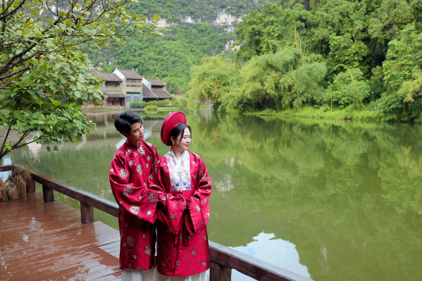 Cô dâu chú rể trong áo nhật bình bên hồ