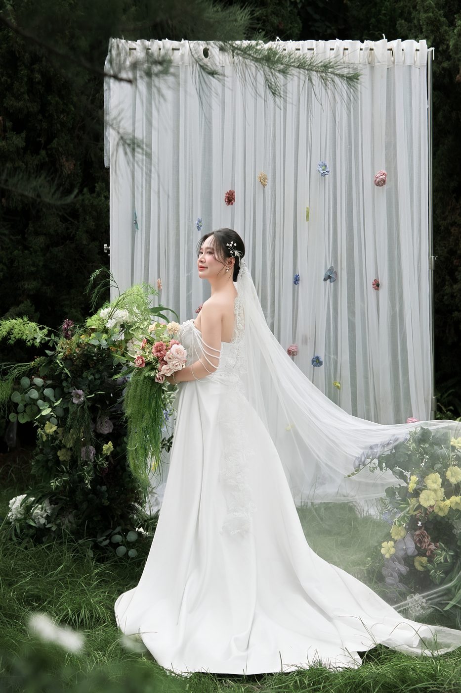 Cô dâu trong vườn hoa với tà voan dài