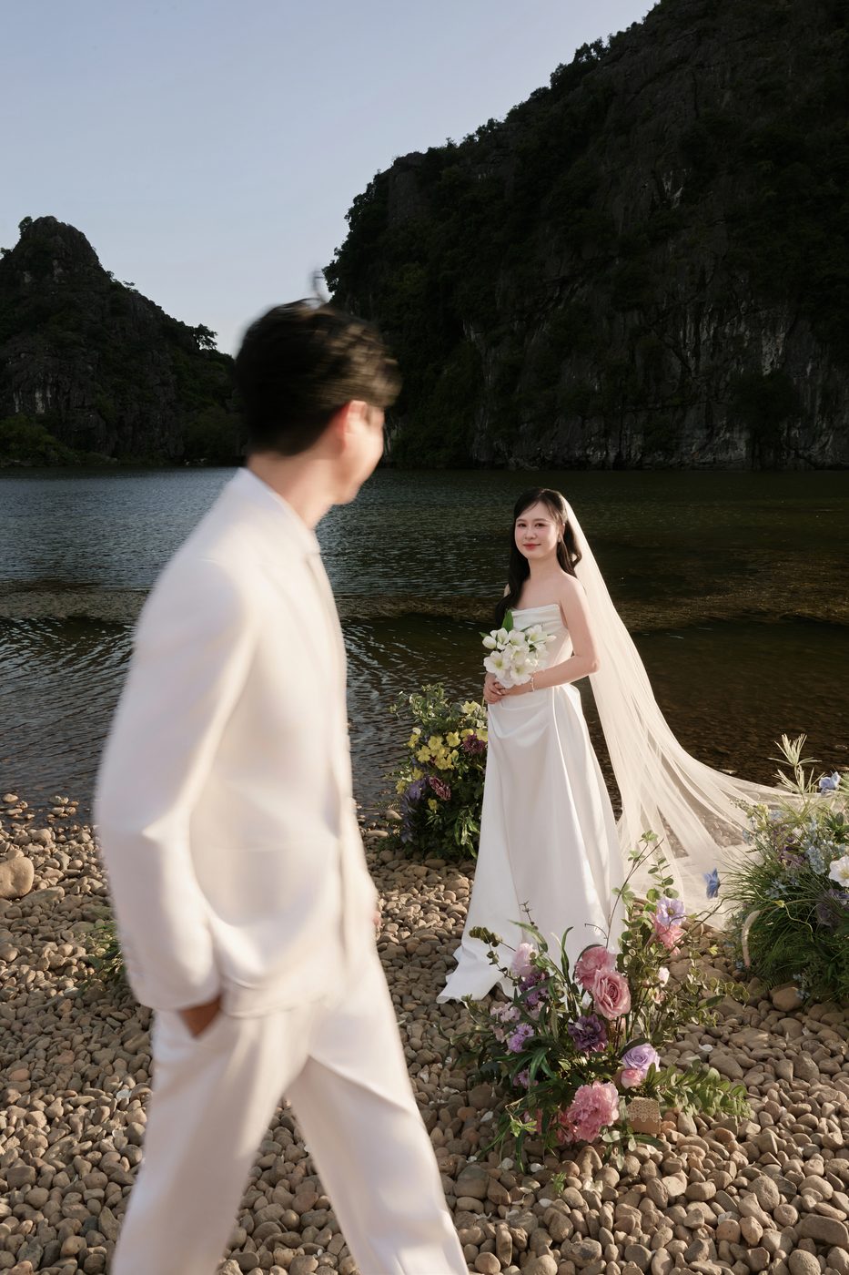 Chú rể bước tới cô dâu bên sông