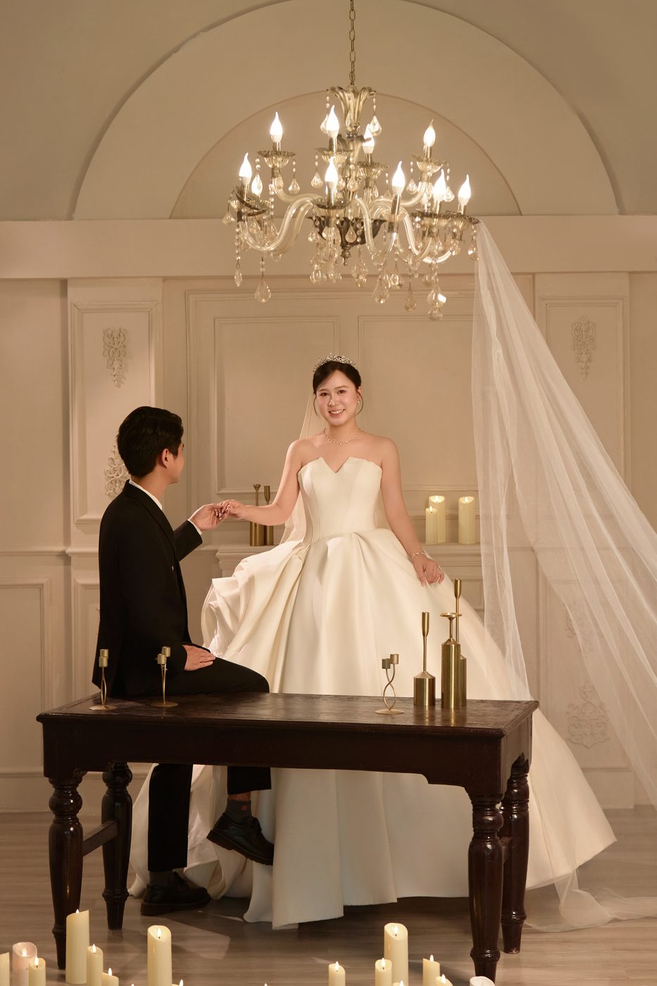 Chú rể quỳ bên cô dâu trong phòng cưới