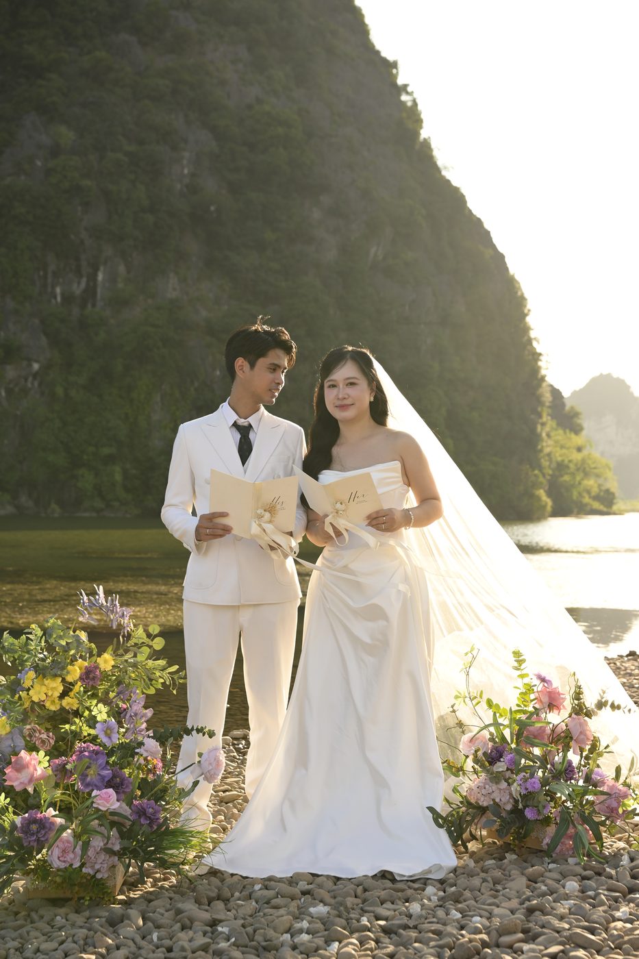 Cô dâu chú rể bên núi đá ven sông