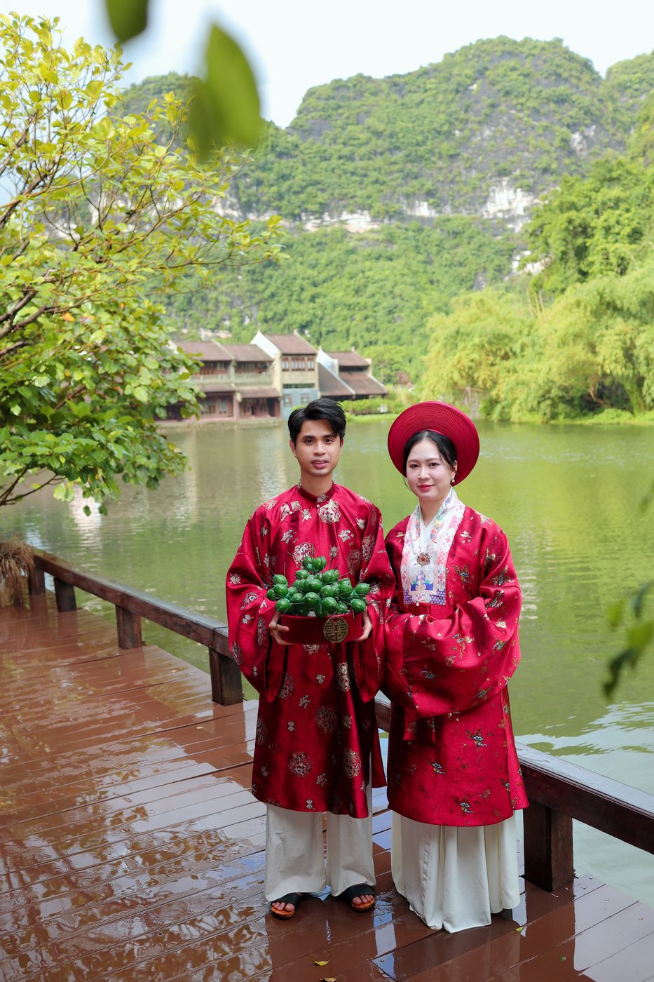 Cô dâu chú rể trong áo nhật bình đỏ