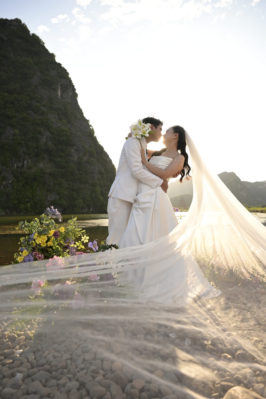 Cô dâu chú rể ôm nhau dưới tà voan