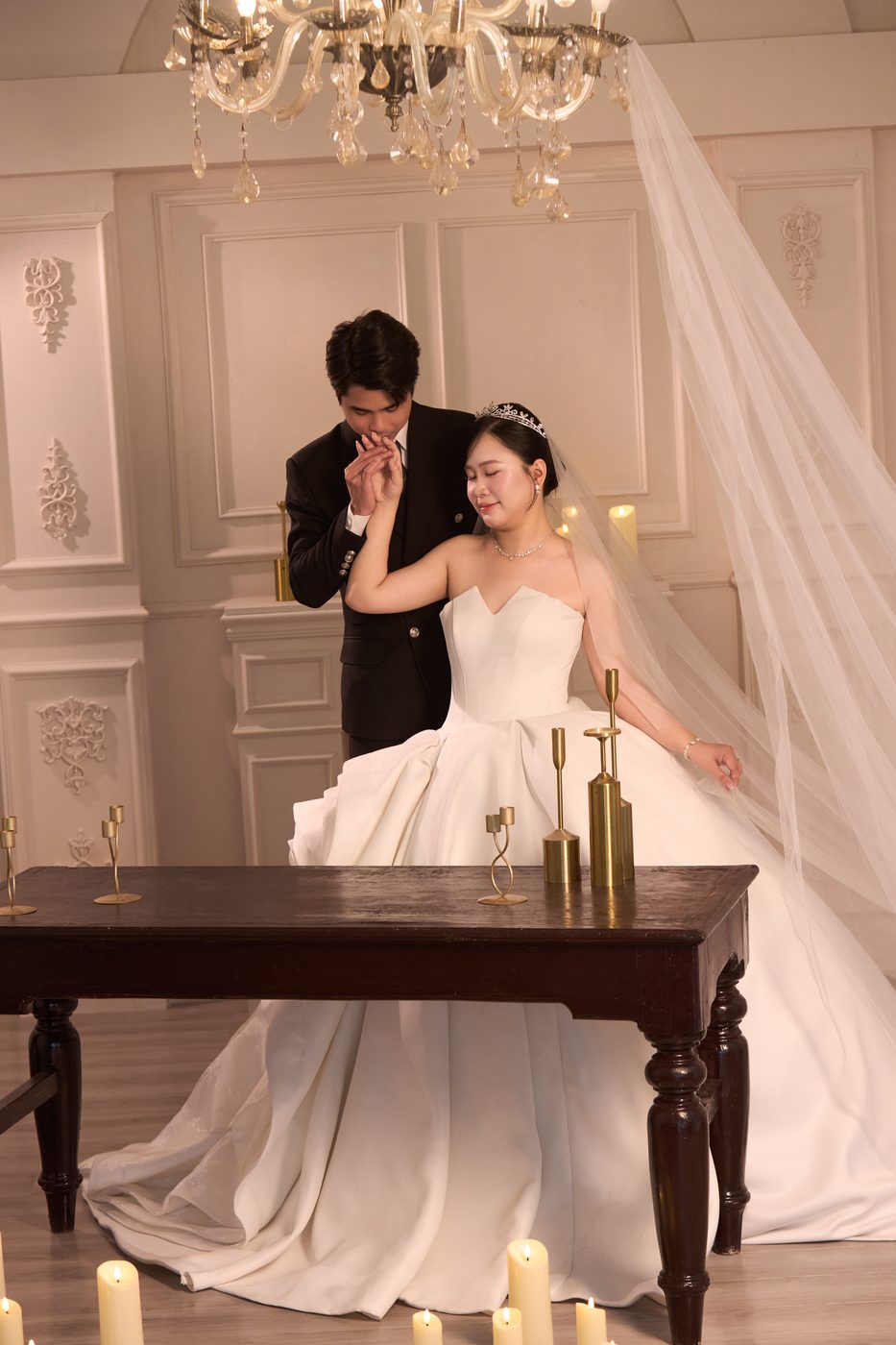 Chú rể hôn tay cô dâu trong phòng cưới